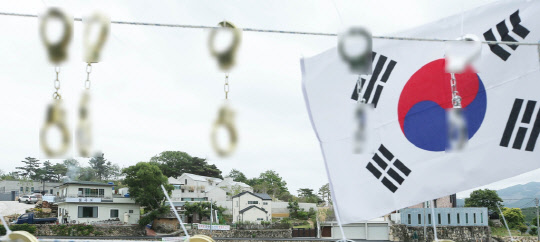 문 전 대통령 사저 앞 집회 현장에 걸린 모형수갑 [촬영 = 이정훈 기자]<출처 연합뉴스>